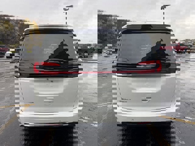 Used 2022 Chrysler Pacifica Touring-L image 4