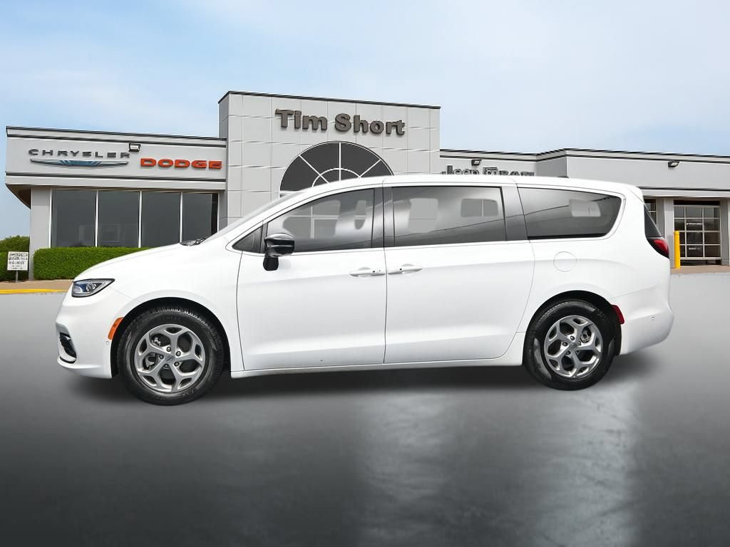 Used 2024 Chrysler Pacifica Limited w/ Uconnect Theater Family Group FWD image 2