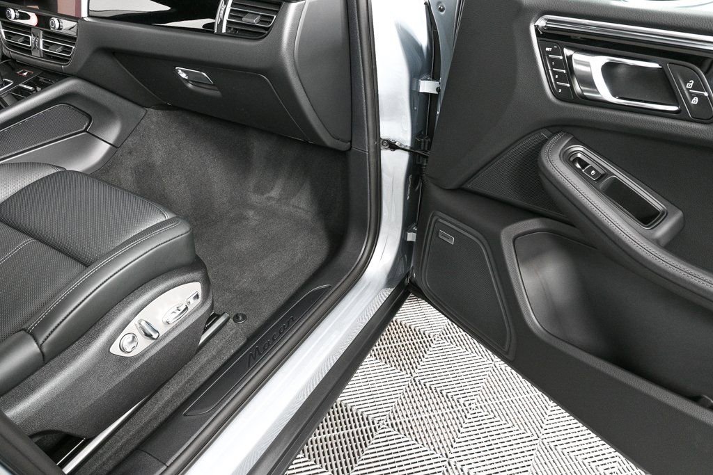 Certified 2026 Porsche Macan AWD/4WD image 25
