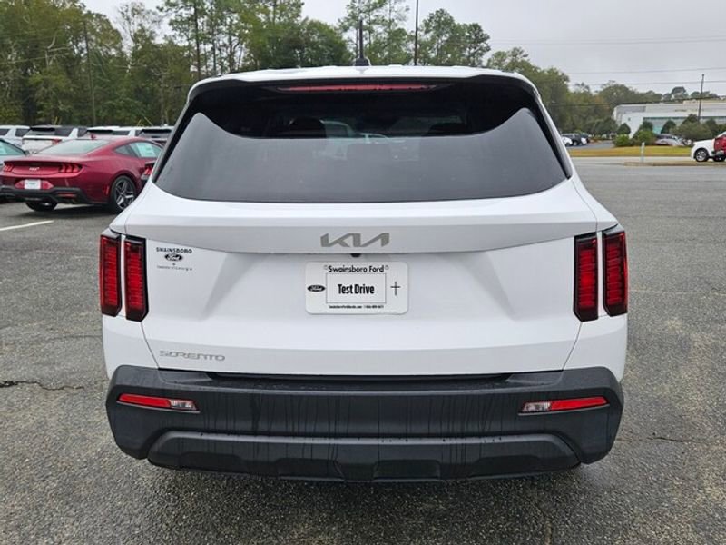 Used 2023 Kia Sorento LX image 12