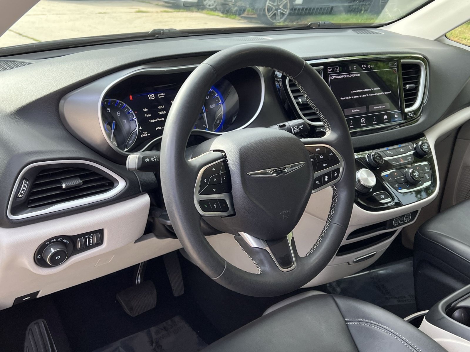 Used 2024 Chrysler Pacifica Touring-L FWD image 16