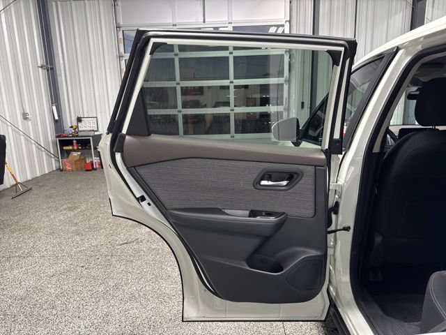 Used 2022 Nissan Rogue SV AWD/4WD image 16