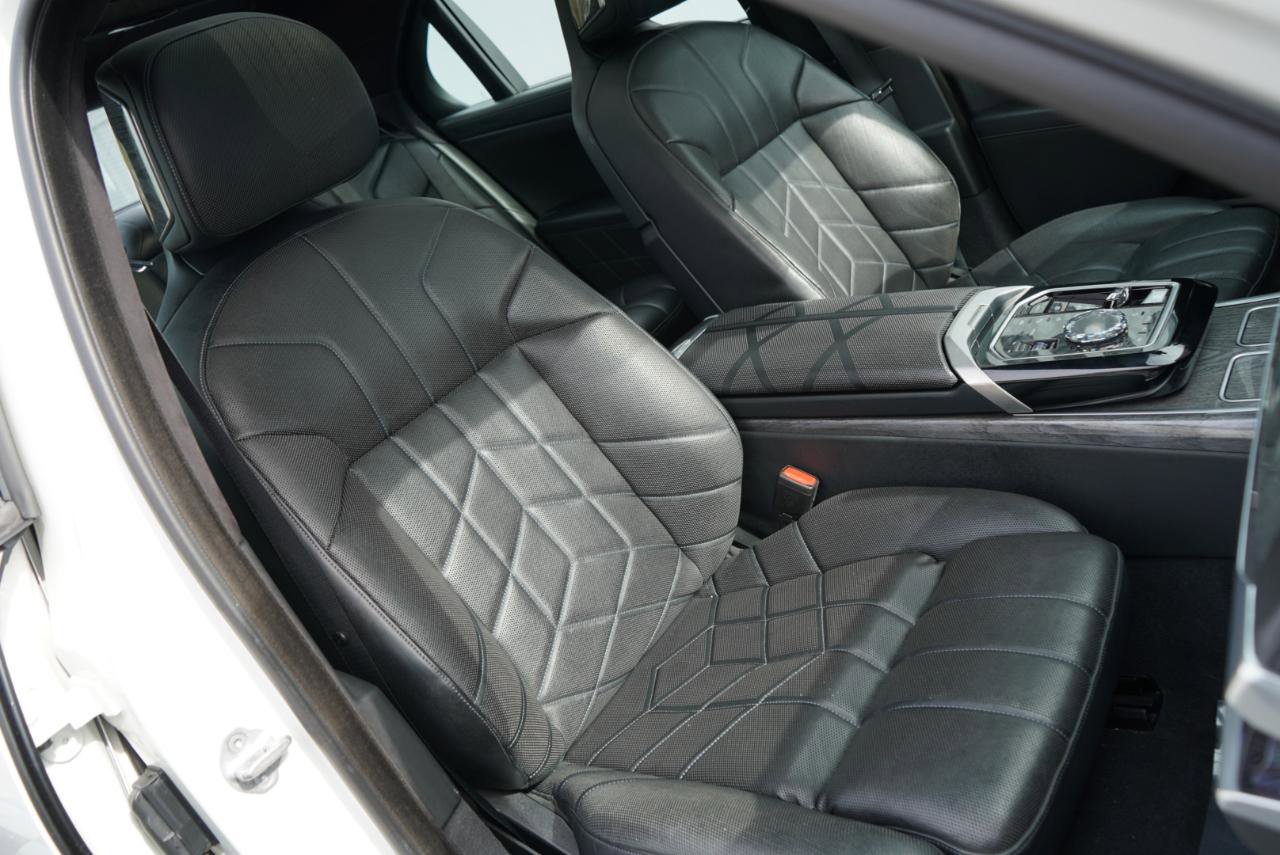 Used 2023 BMW 760i xDrive w/ Executive Package image 68