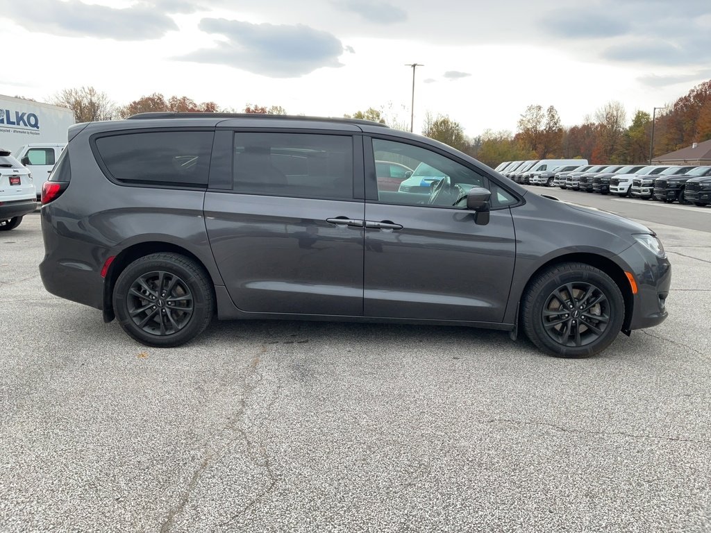 Used 2020 Chrysler Pacifica Touring-L w/ Advanced Safetytec Group image 4
