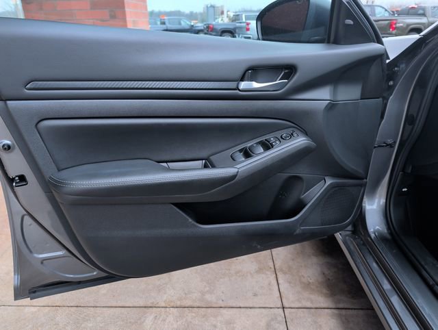 Used 2025 Nissan Altima 2.5 SV AWD/4WD image 12