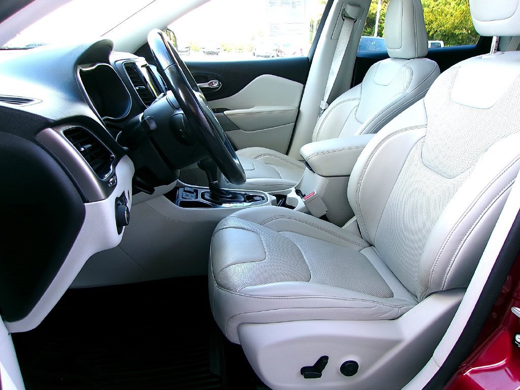 Used 2021 Jeep Cherokee Limited w/ Elite Package FWD image 11