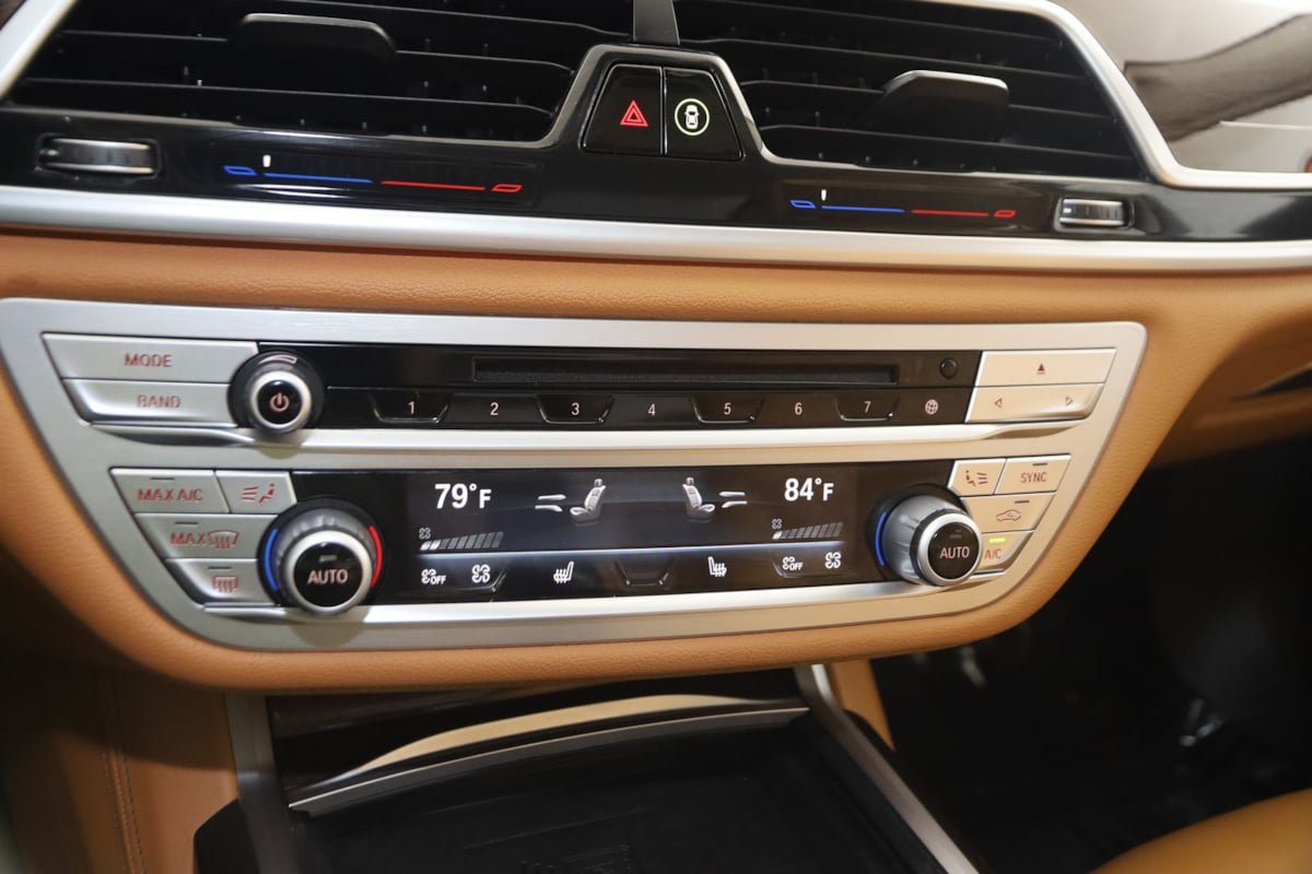 Used 2020 BMW 750i xDrive AWD/4WD image 35
