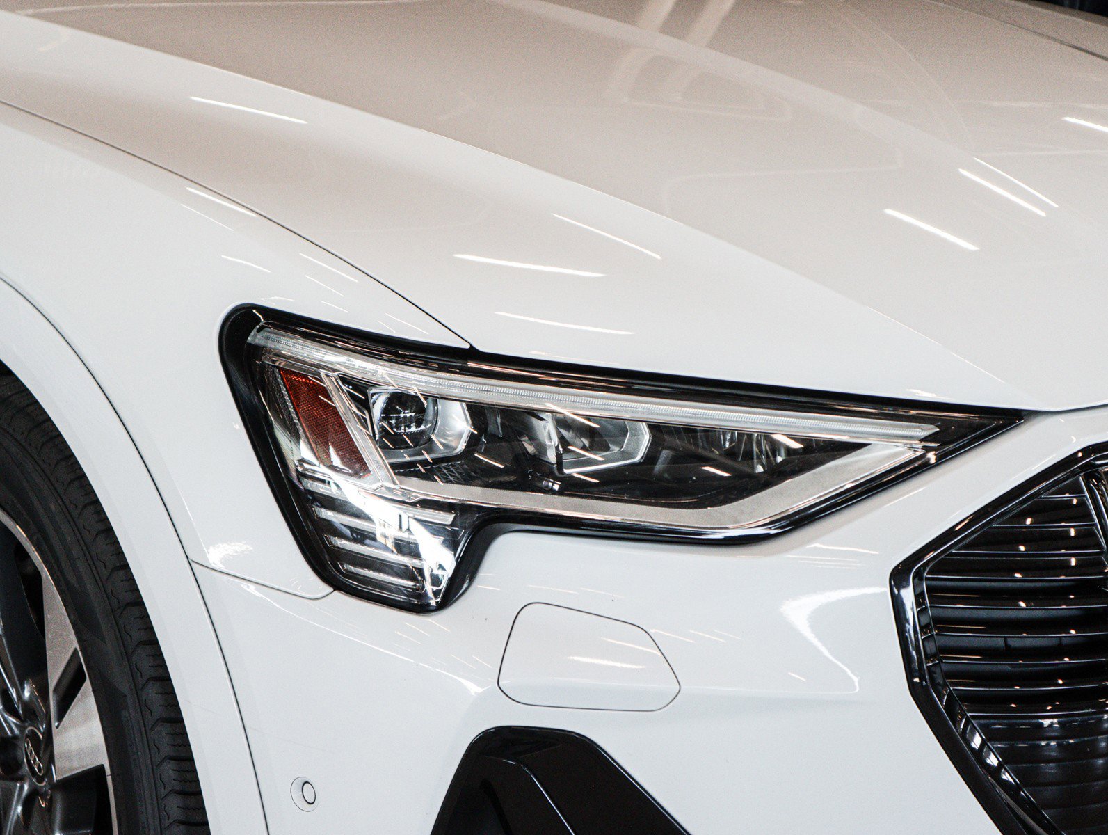 Used 2023 Audi e-tron Premium w/ Convenience Plus Package image 29