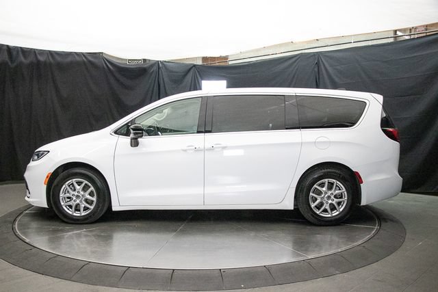 Used 2024 Chrysler Pacifica Touring-L FWD image 10