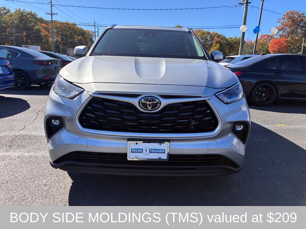 Used 2021 Toyota Highlander XLE AWD/4WD image 2