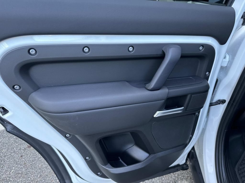 Certified 2025 Land Rover Defender 110 X-Dynamic SE AWD/4WD image 10