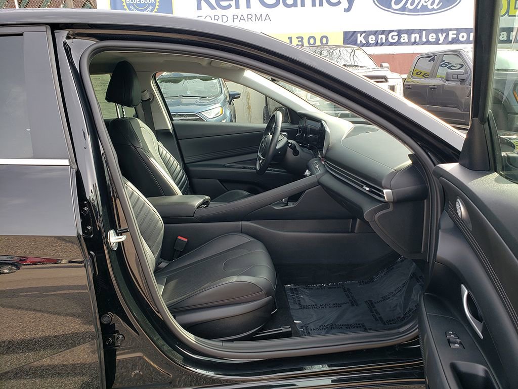 Used 2021 Hyundai Elantra Limited image 16