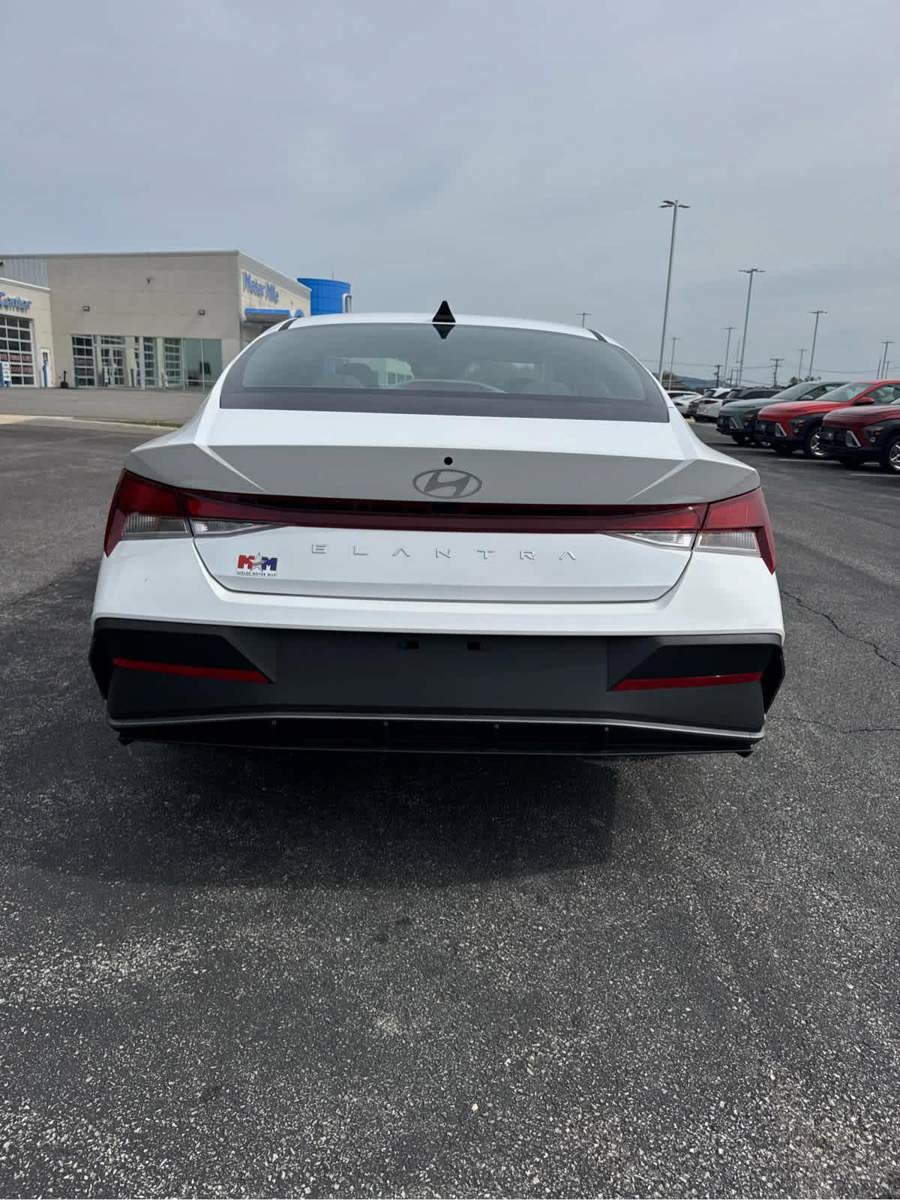 New 2026 Hyundai Elantra SE FWD image 14