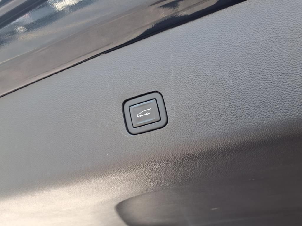 Used 2022 Chevrolet Traverse Premier image 32