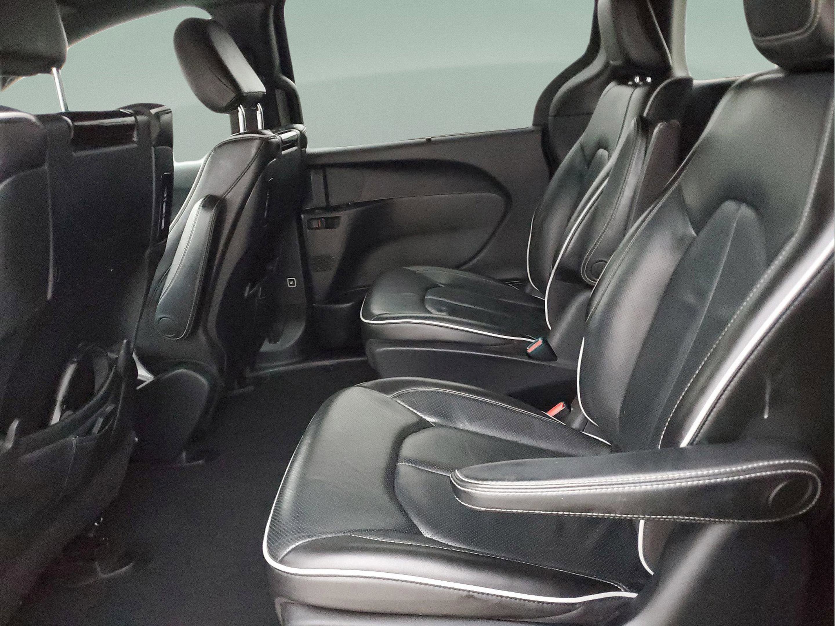 Used 2021 Chrysler Pacifica Limited w/ Uconnect Theater Family Group image 21