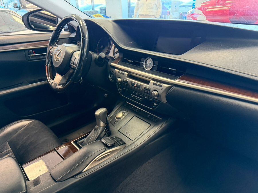 Used 2016 Lexus ES 350 w/ Luxury Package w/Wood Trim FWD image 35