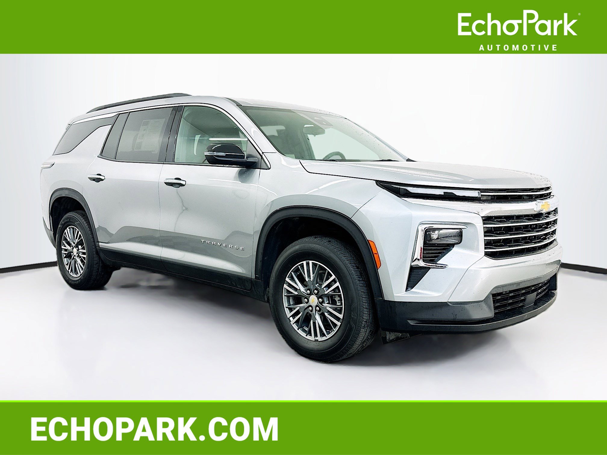 Used 2025 Chevrolet Traverse LT image 1