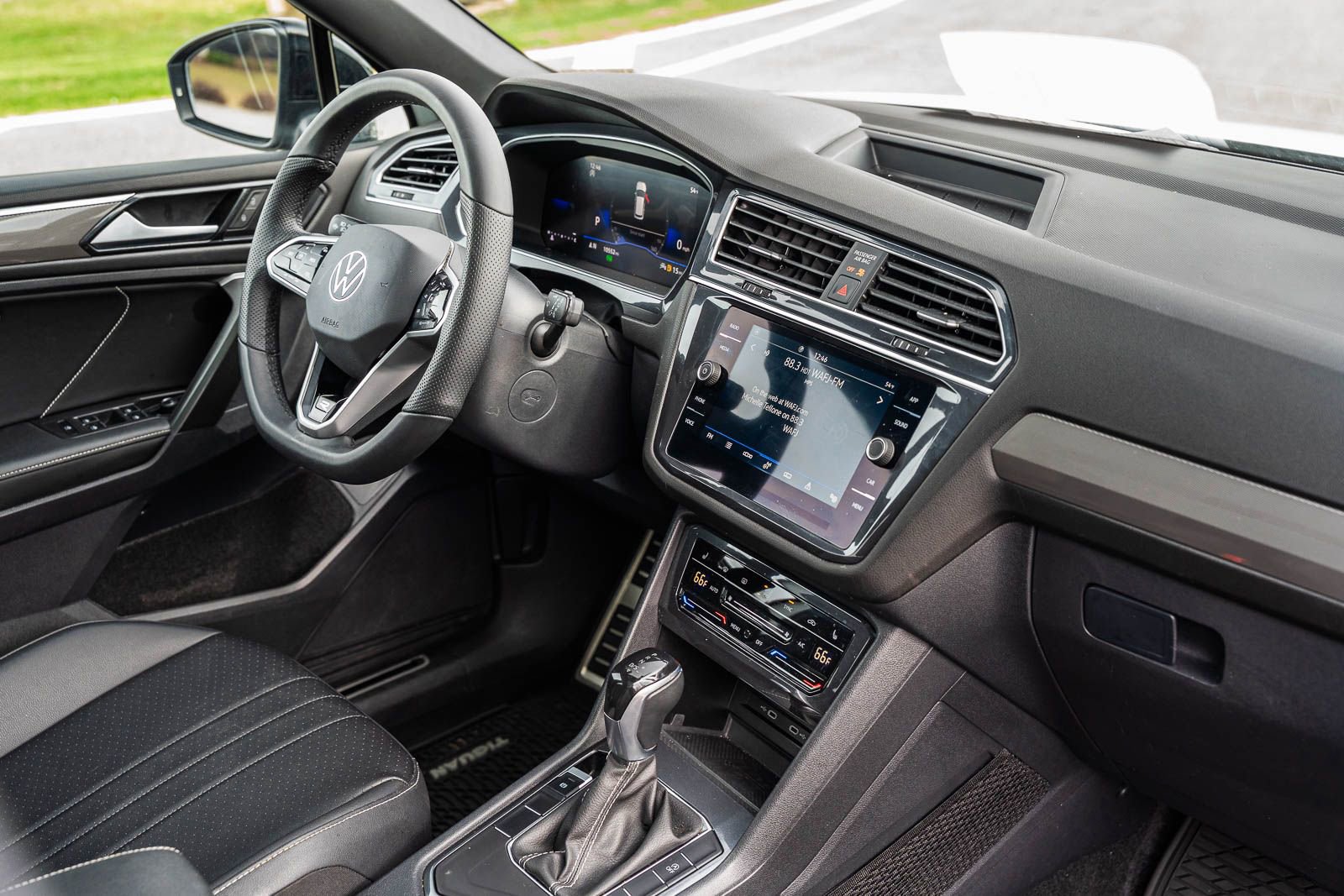 Used 2024 Volkswagen Tiguan SE R-Line image 13