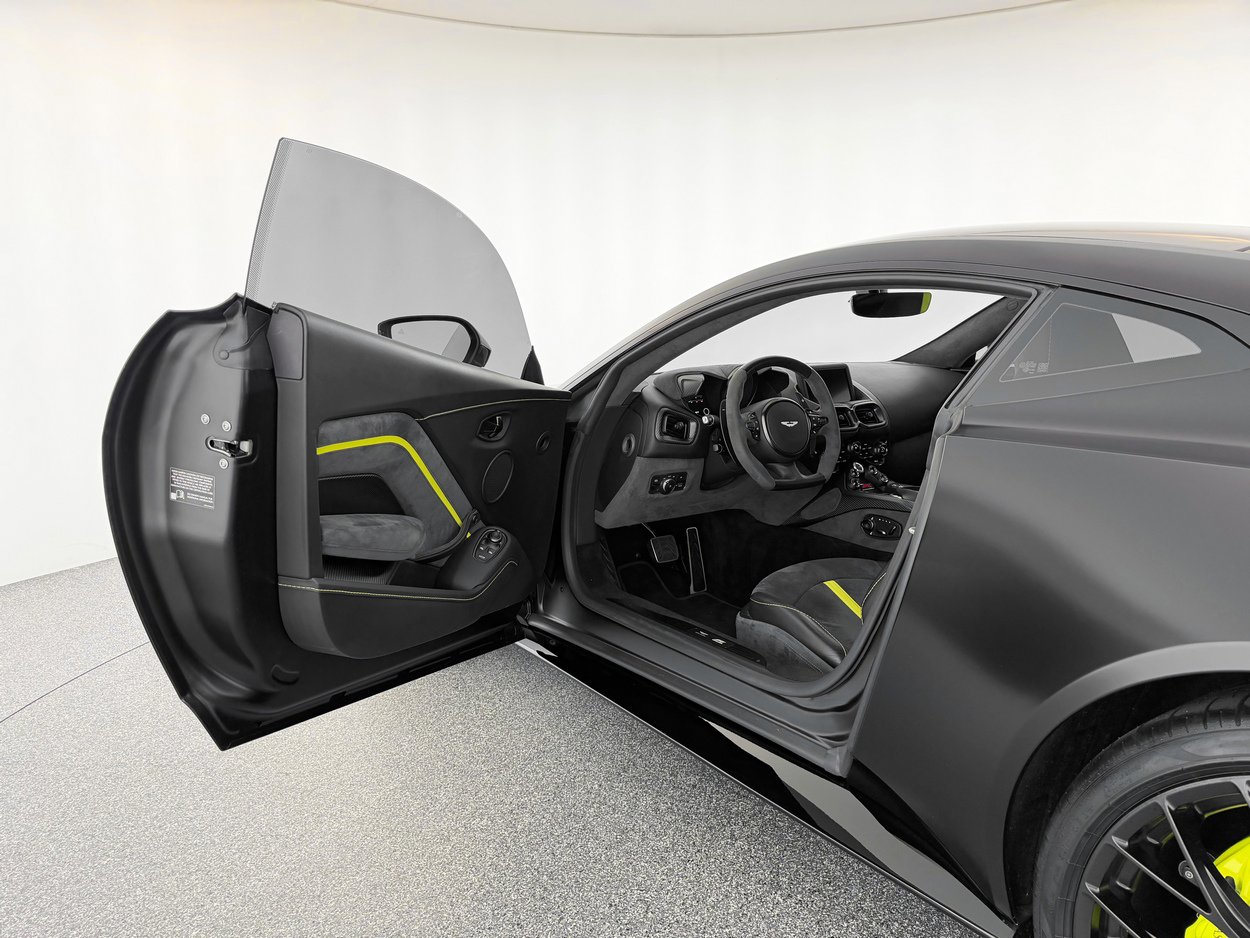 Used 2022 Aston Martin V8 Vantage Coupe image 12