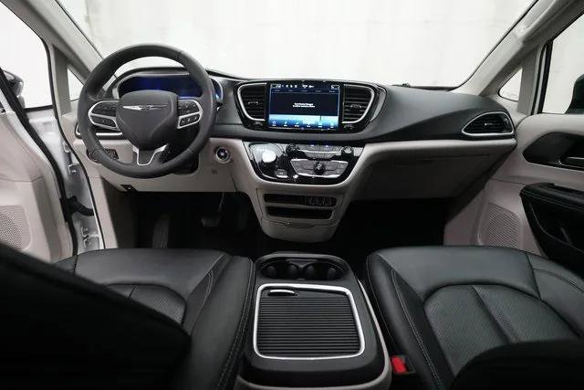 Certified 2024 Chrysler Pacifica Touring-L image 5
