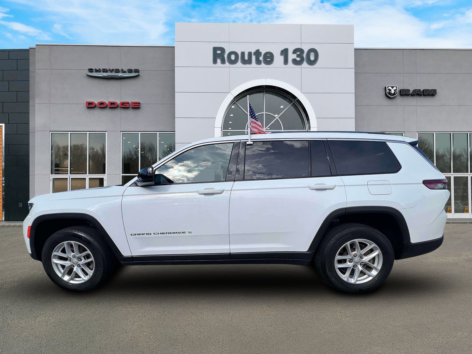 Used 2023 Jeep Grand Cherokee L Laredo w/ Luxury Tech Group I AWD/4WD image 5