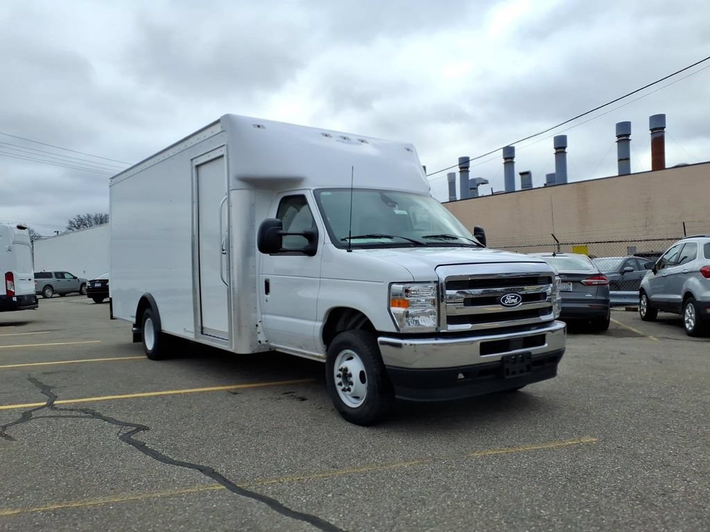 New 2027 Ford E-450 and Econoline 450 Super Duty w/ Power Equipment Group RWD image 3