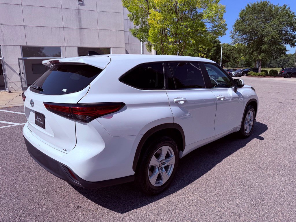 Used 2023 Toyota Highlander LE FWD image 11