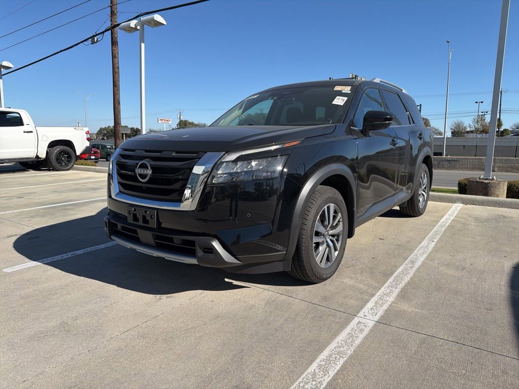 Used 2025 Nissan Pathfinder SL image 2