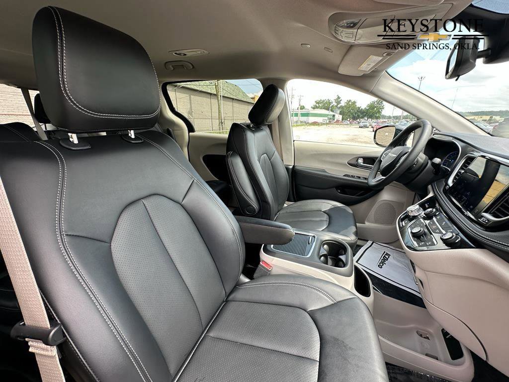 Used 2024 Chrysler Pacifica Select image 19