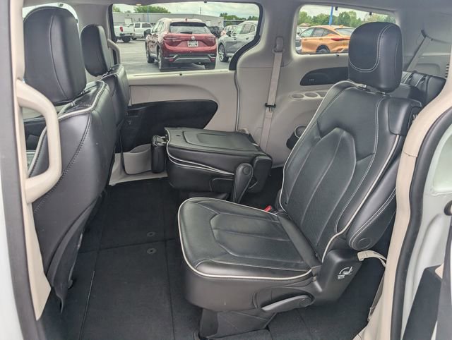 Used 2023 Chrysler Pacifica Limited FWD image 9
