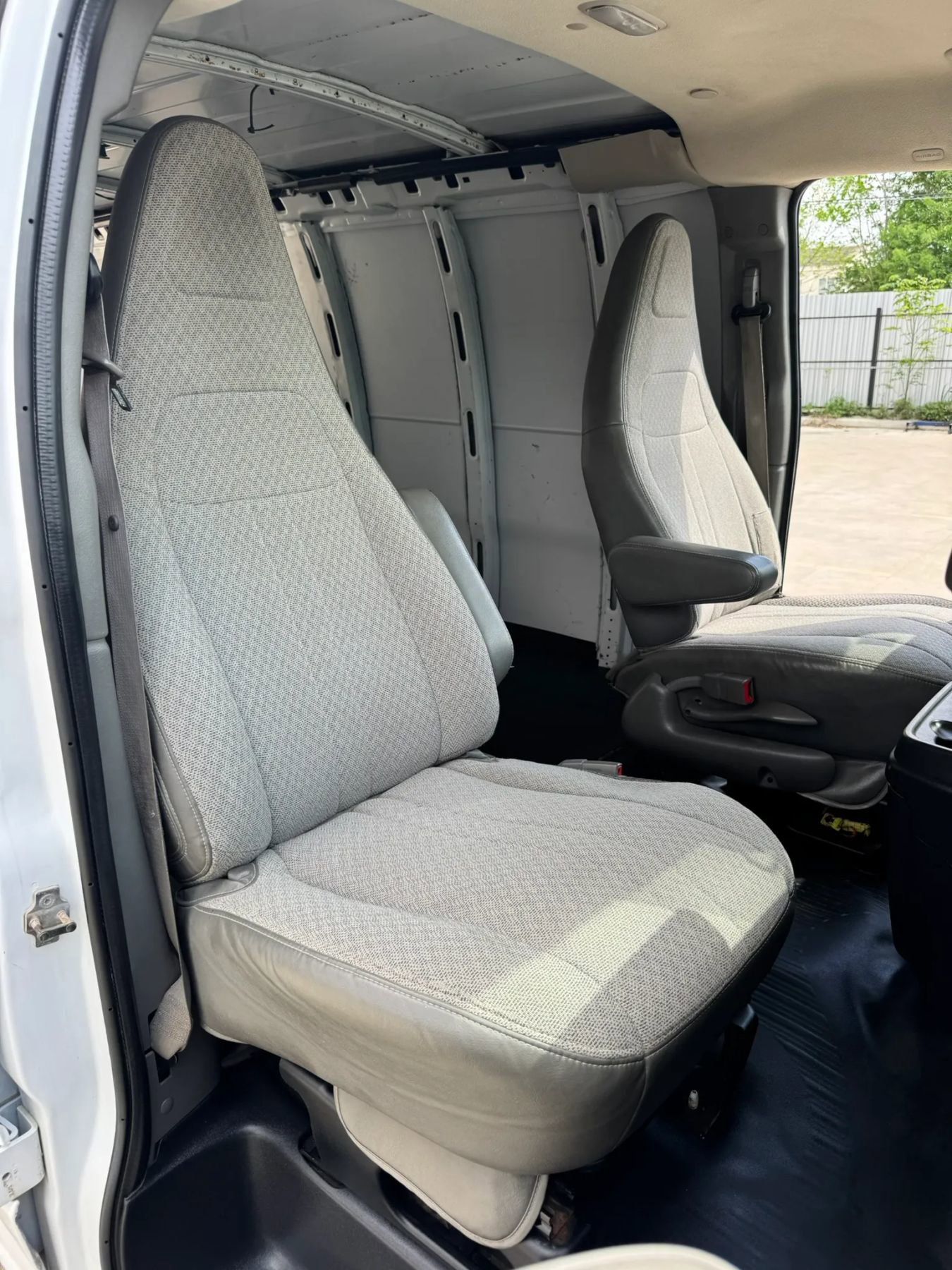 Used 2016 Chevrolet Express 3500 Extended image 34