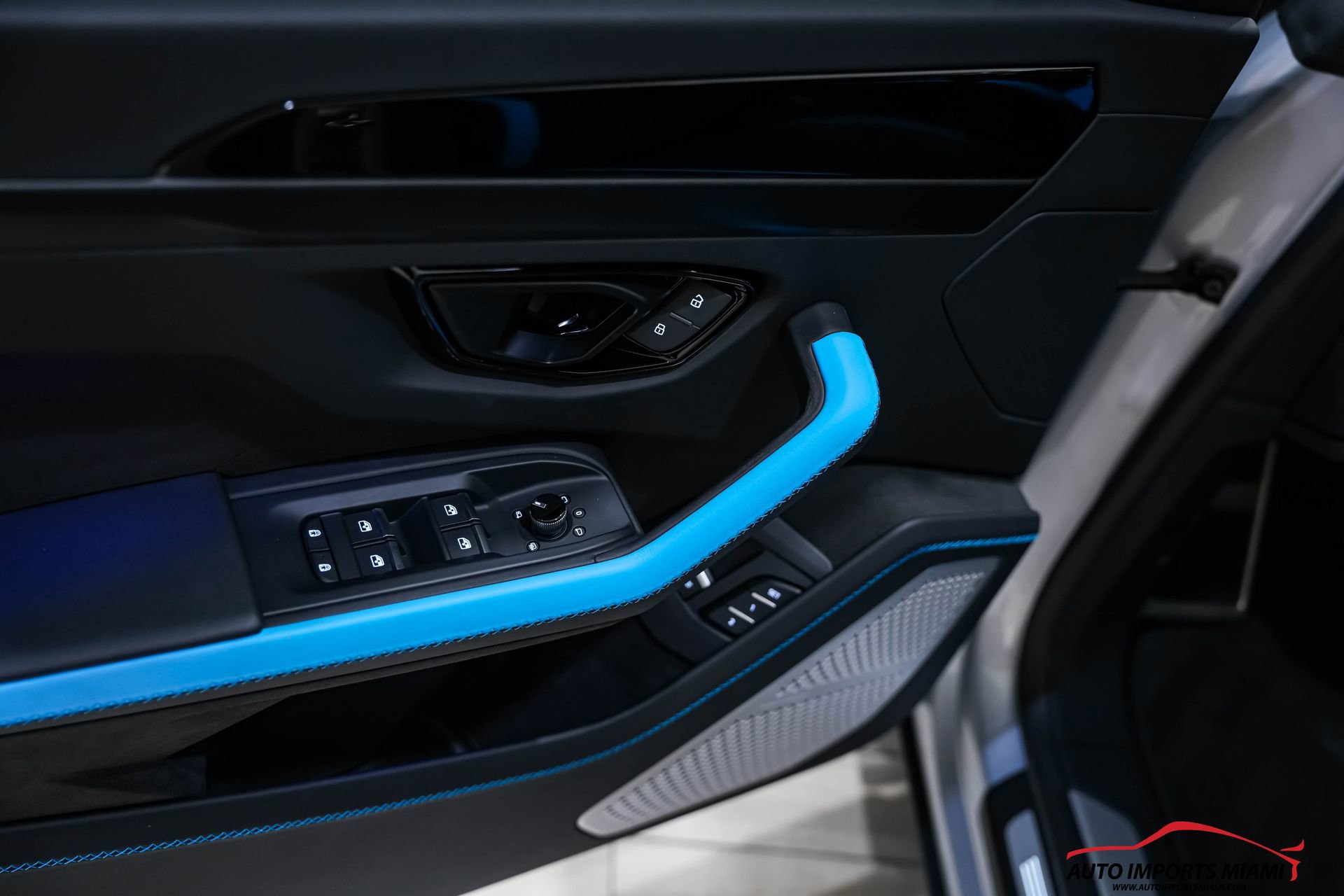 Used 2025 Lamborghini Urus SE image 46