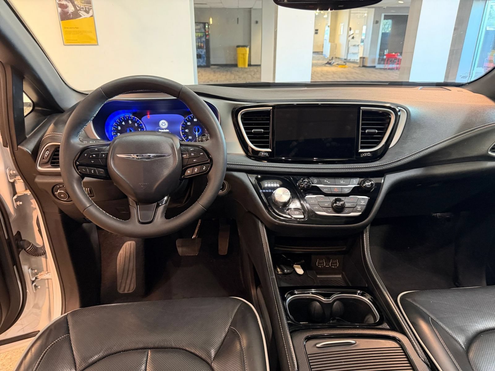 Used 2025 Chrysler Pacifica Limited FWD image 37