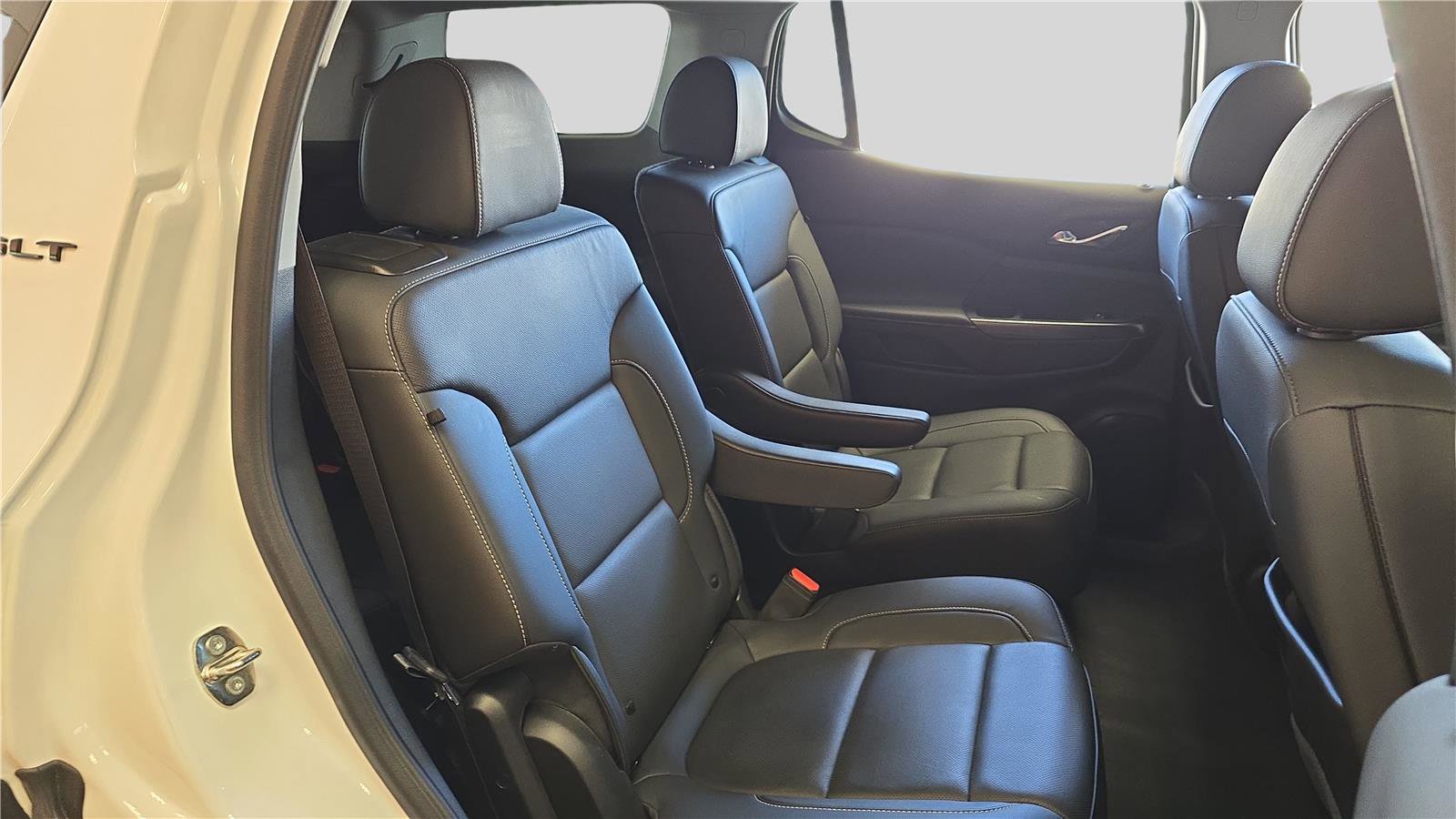 Used 2023 GMC Acadia SLT w/ Elevation Edition image 14