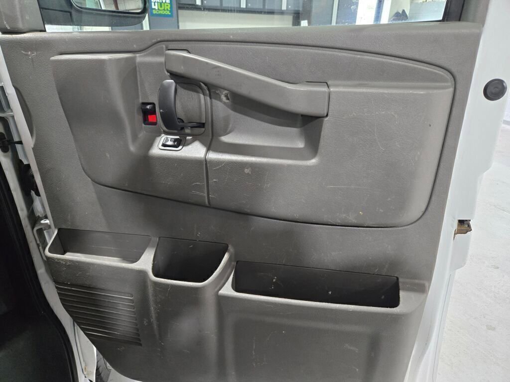 Used 2017 Chevrolet Express 3500 image 9