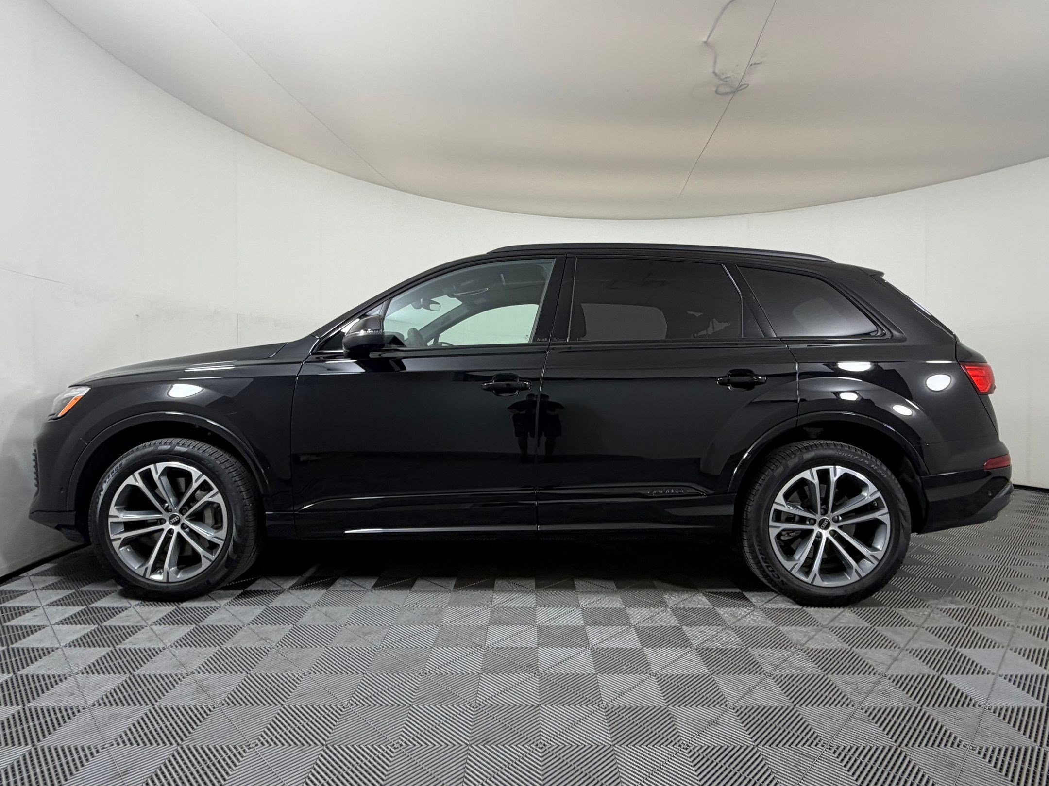 Used 2026 Audi Q7 2.0T Premium Plus w/ Premium Plus Package AWD/4WD image 2