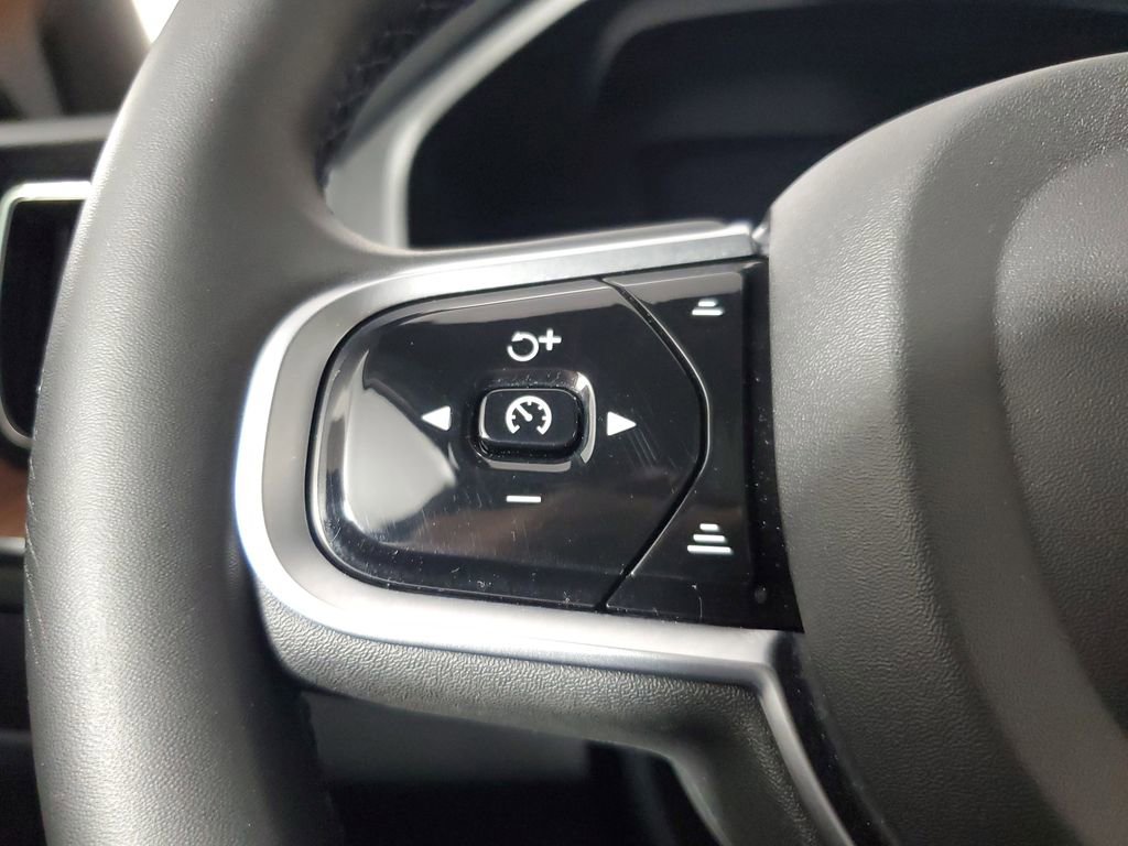 Used 2025 Volvo XC60 B5 Plus AWD/4WD image 27