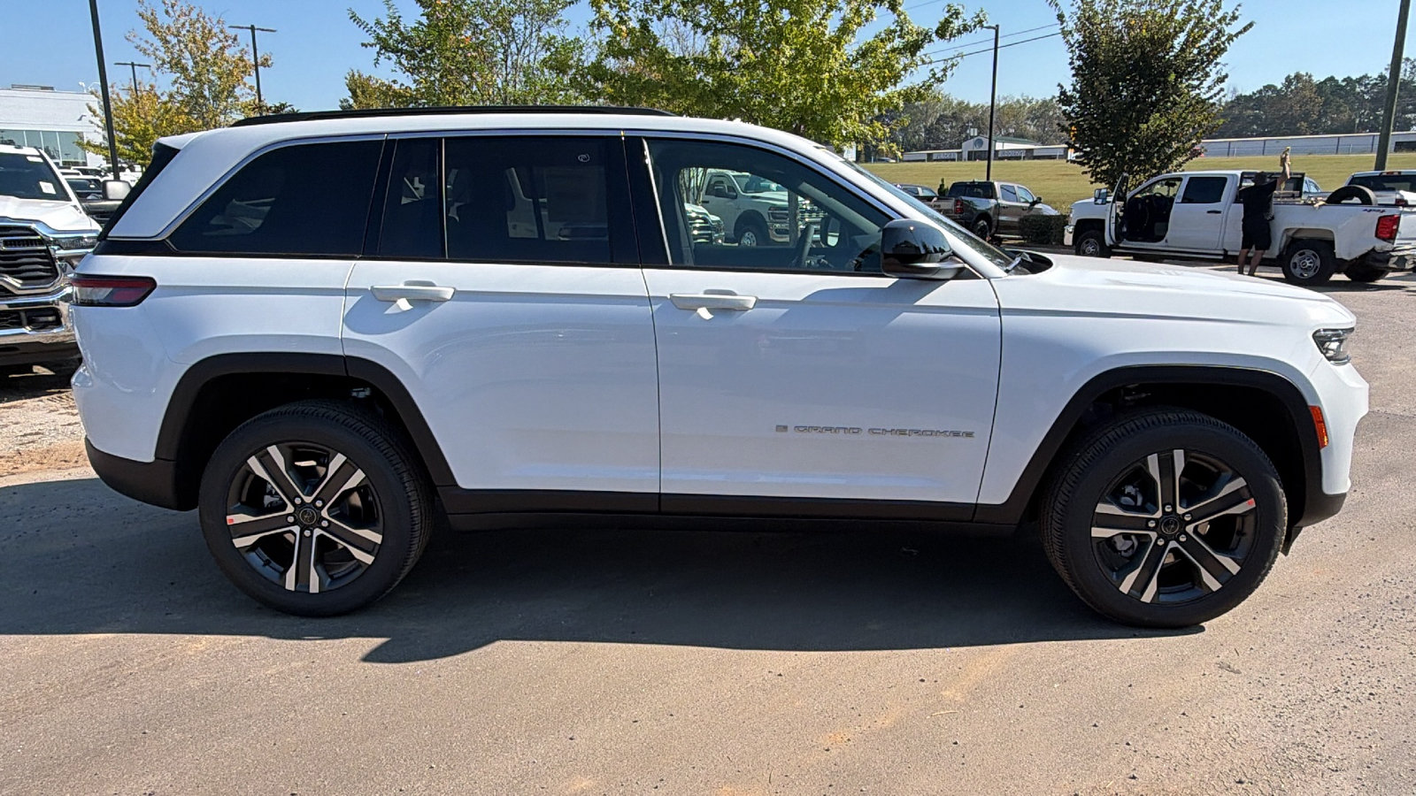 New 2027 Jeep Grand Cherokee Laredo X AWD/4WD image 7