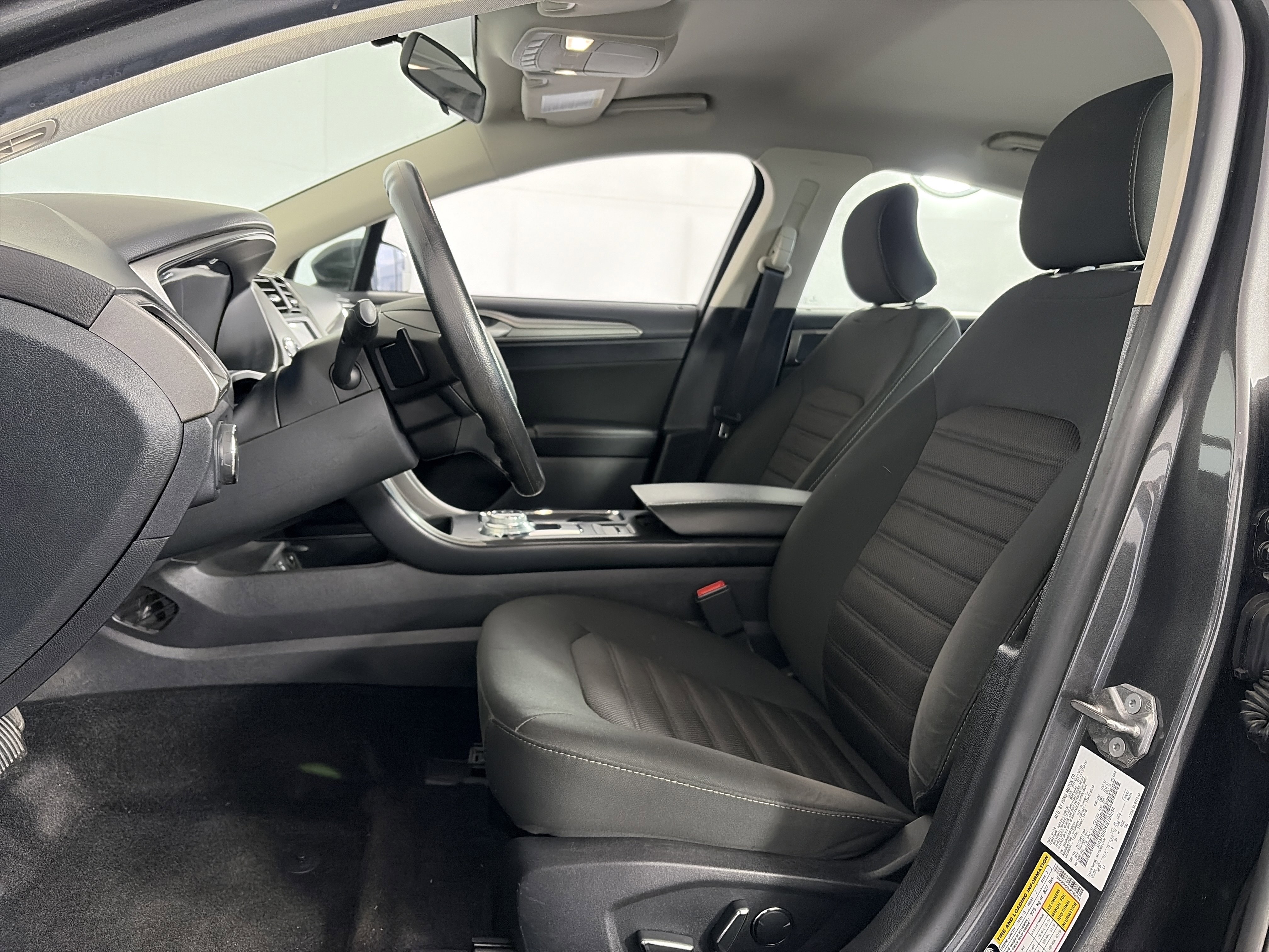 Used 2018 Ford Fusion SE w/ Fusion SE Technology Package FWD image 6