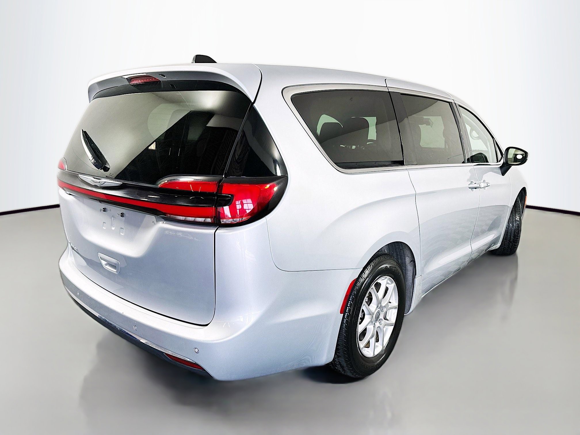 Used 2023 Chrysler Pacifica Touring-L image 7