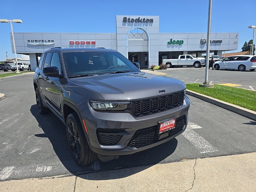 New 2025 Jeep Grand Cherokee Altitude image 2