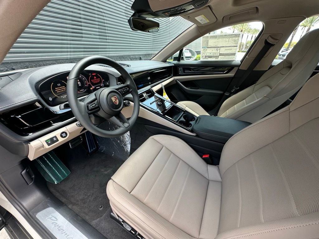 Used 2025 Porsche Panamera image 4