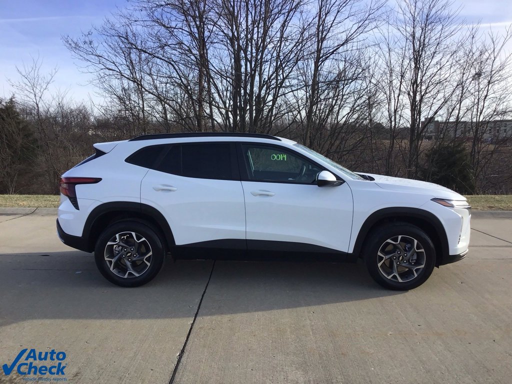 Used 2025 Chevrolet Trax LT image 2