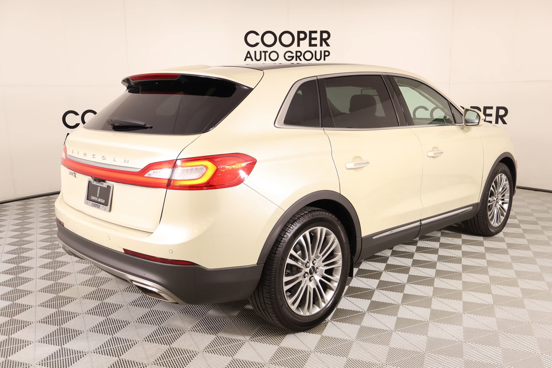 Used 2018 Lincoln MKX Reserve w/ Driver Assistance Package FWD image 22