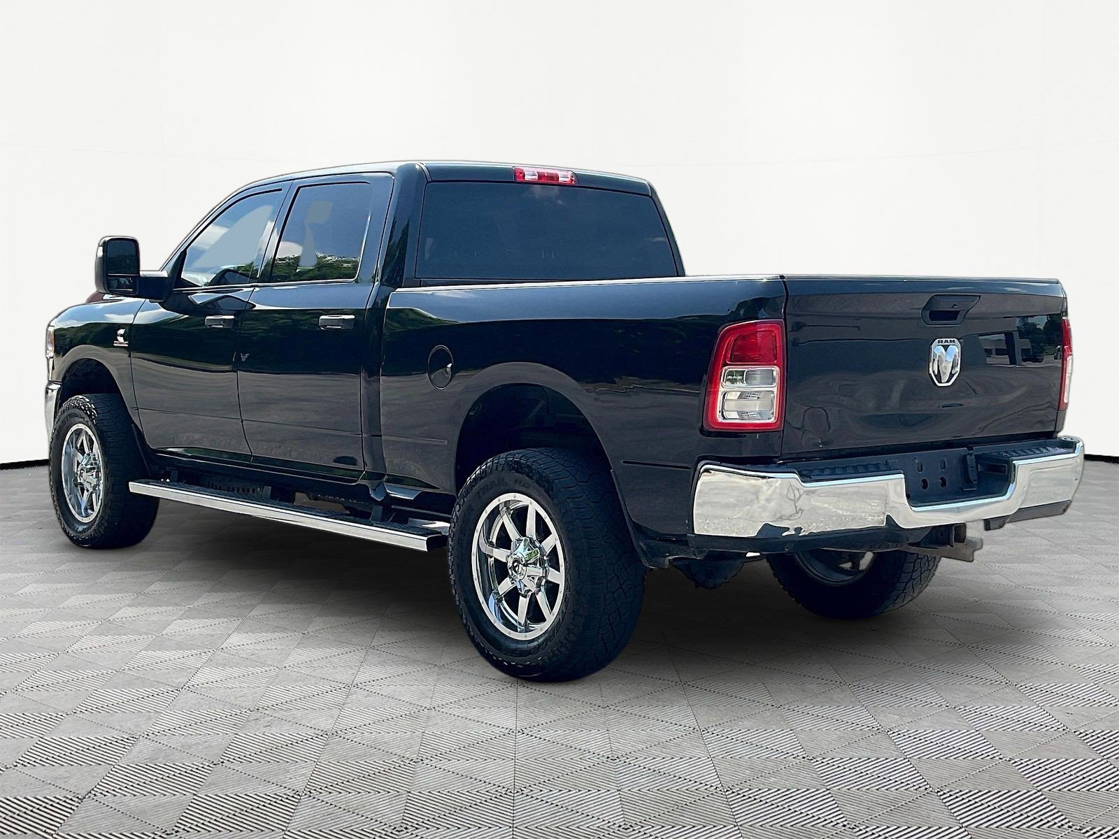 Used 2023 RAM 2500 Tradesman w/ Chrome Appearance Group AWD/4WD image 3