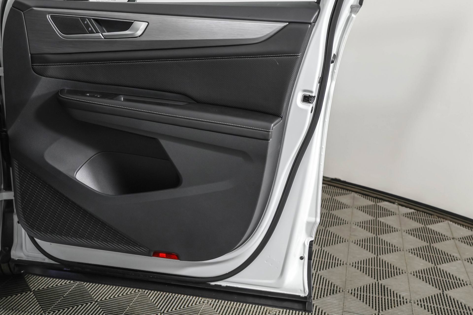 Used 2024 Volkswagen Atlas Cross Sport SE image 45