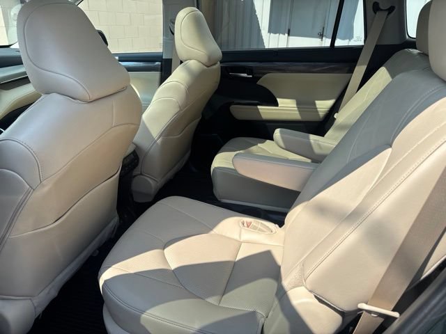 Used 2024 Toyota Highlander Platinum AWD/4WD image 34