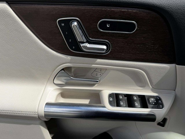 Used 2021 Mercedes-Benz GLA 250 4MATIC w/ Premium Package image 18