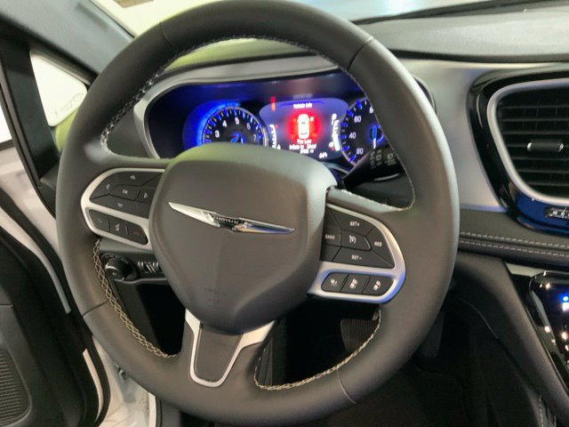 Used 2026 Chrysler Pacifica Limited FWD image 23