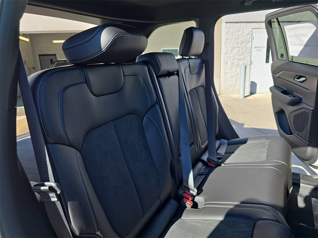 New 2025 Jeep Grand Cherokee Altitude image 11